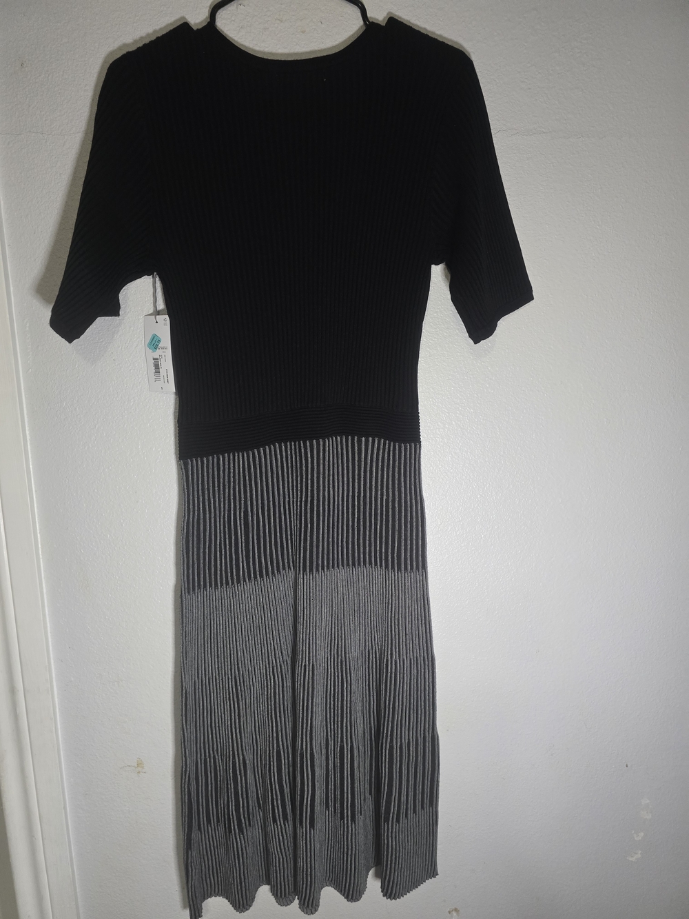 Elegant Two-Tone Ribbed Knit Midi Dress - Black & Gray